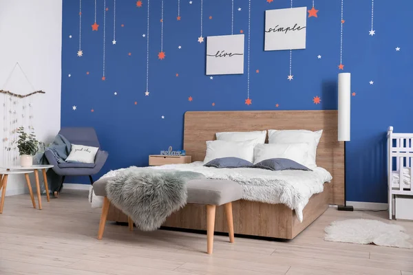 Stylish Interior Room Big Bed Blue Wall — Stock Photo, Image