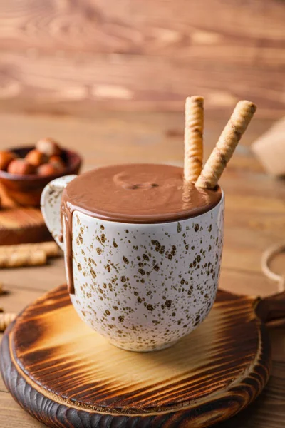 Egy Csésze Forró Csokoládé Asztalon — Stock Fotó