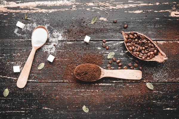 Složení Kávovými Zrny Práškem Dřevěném Pozadí — Stock fotografie