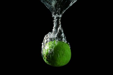 Koyu arkaplana karşı suya kireç düşmesi