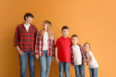 Renkli arka planda mutlu aile portresi