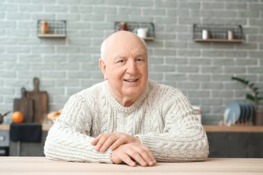Evde yaşlı bir adam portresi