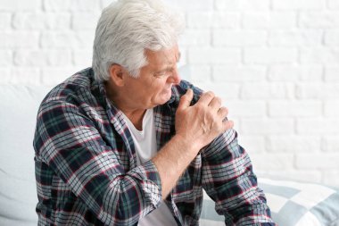 Evde Parkinson sendromu olan yaşlı bir adam var.