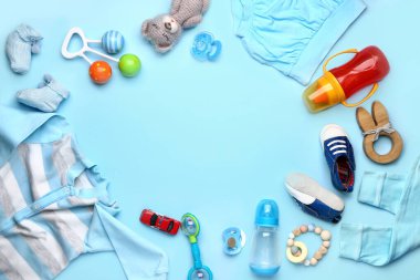 Renk arkaplanındaki bebek kıyafetlerinden ve aksesuarlarından yapılmış çerçeve