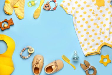 Renk arkaplanındaki bebek kıyafetlerinden ve aksesuarlarından yapılmış çerçeve