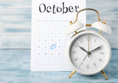 İşaretli tarihi ve çalar saati olan takvim. Son teslim tarihi kavramı