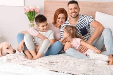 Mutlu aile yatak odasında.