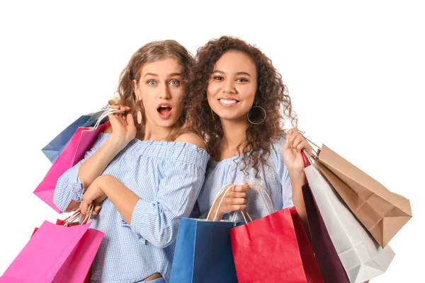 Jovens Mulheres Bonitas Com Sacos Compras Fundo Branco — Fotografia de Stock