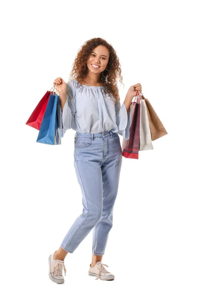 白い背景にショッピングバッグを持つ美しい若い女性 — ストック写真