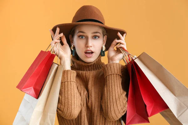 Vacker Ung Kvinna Med Shoppingväskor Färg Bakgrund — Stockfoto
