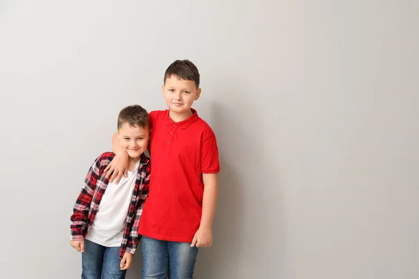 Retrato Irmãos Felizes Fundo Luz — Fotografia de Stock