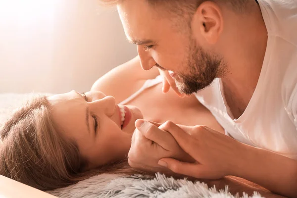 Heureux Jeune Couple Dans Chambre — Photo