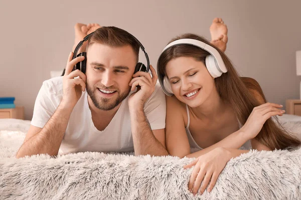 Feliz Joven Pareja Escuchando Música Dormitorio — Foto de Stock