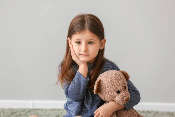 Nettes Kleines Mädchen Mit Spielzeugbär Der Nähe Der Grauen Wand — Stockfoto