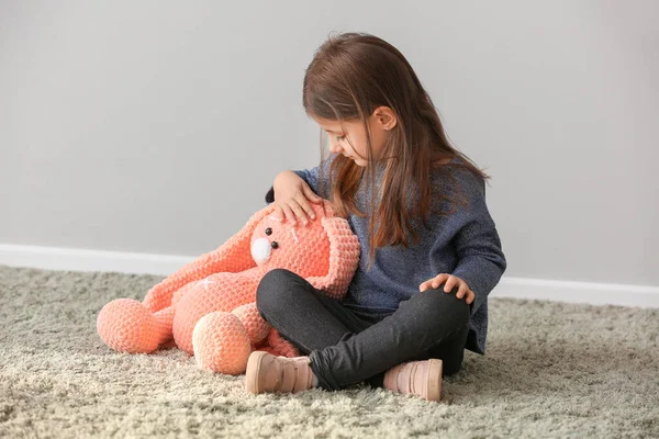 Schattig Klein Meisje Met Speelgoed Paashaas Buurt Van Grijze Muur — Stockfoto