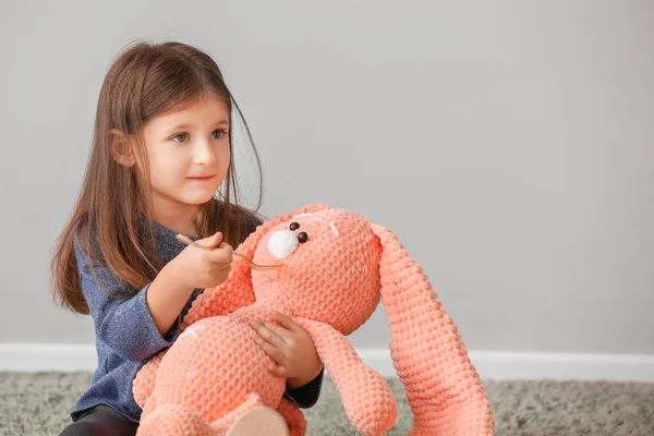 Petite Fille Mignonne Avec Lapin Jouet Près Mur Gris — Photo