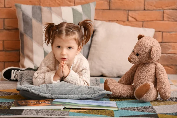 Aranyos Kislány Olvas Könyvet Közel Téglafal — Stock Fotó