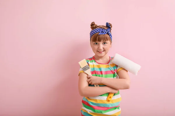 Renkli Duvarın Yanında Fırçası Olan Küçük Bir Kız — Stok fotoğraf