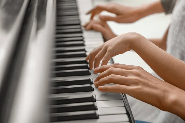 Privater Musiklehrer Gibt Klavierunterricht Für Kleines Mädchen Nahaufnahme — Stockfoto
