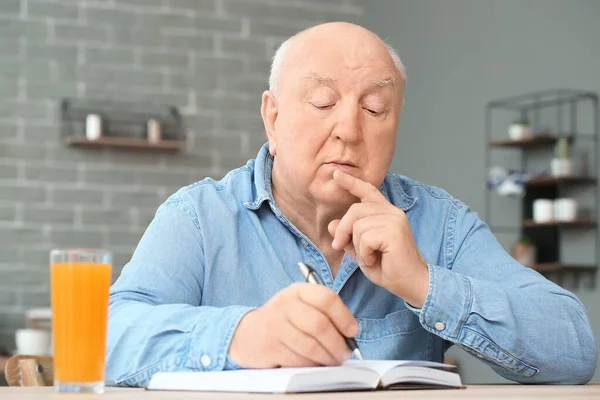 Oudere Man Die Thuis Notebook Schrijft — Stockfoto