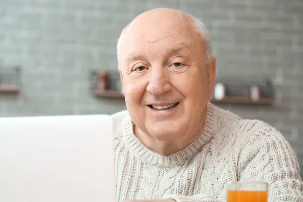 Retrato Homem Idoso Com Laptop Casa — Fotografia de Stock