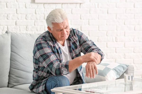 Starszy Mężczyzna Cierpiący Zespół Parkinsona Domu — Zdjęcie stockowe
