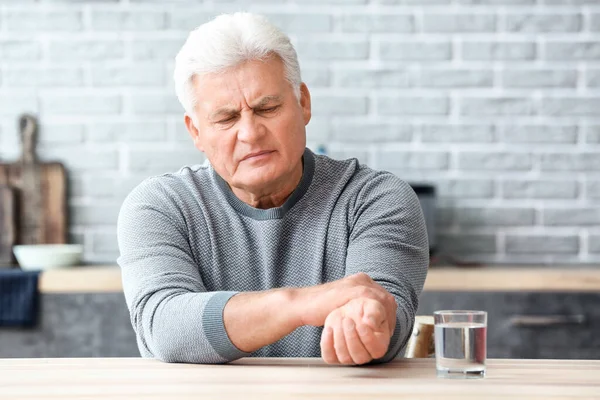 Idős Férfi Szenved Parkinson Szindróma Otthon — Stock Fotó