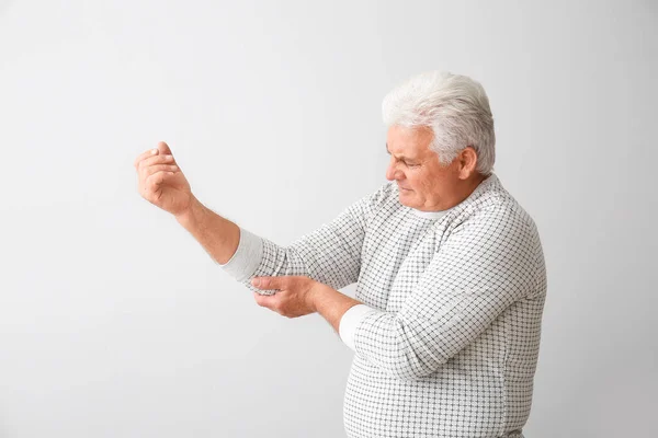 Idős Ember Szenved Parkinson Szindróma Szürke Alapon — Stock Fotó