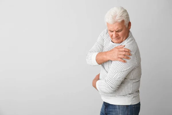 Starší Muž Trpící Parkinsonovým Syndromem Šedém Pozadí — Stock fotografie