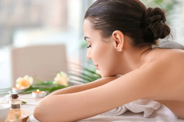Beautiful Young Woman Relaxing Spa Salon — Stock Photo, Image
