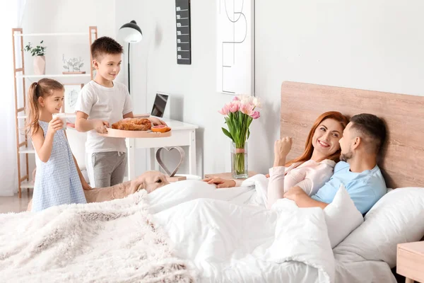 Anak Kecil Membawa Sarapan Orang Tua Mereka Tempat Tidur — Stok Foto