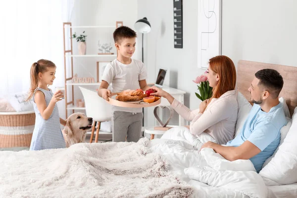 Маленькие Дети Приносят Своим Родителям Завтрак Постель — стоковое фото