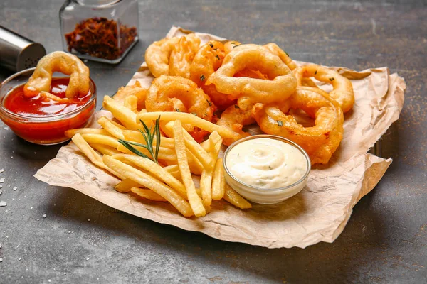 Smaklig Lökringar Med Pommes Frites Och Såser Grå Bakgrund — Stockfoto