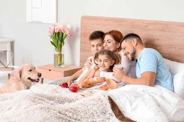 Familia Feliz Desayunando Dormitorio Casa — Foto de Stock