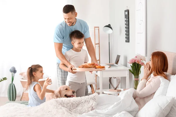 Felice Marito Con Bambini Portando Colazione Moglie Letto — Foto Stock