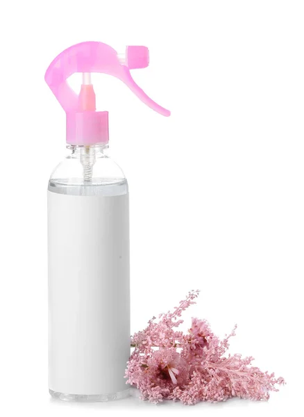 Flaska Med Luftfräschare Och Blommor Vit Bakgrund — Stockfoto
