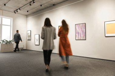 Modern kalabalık sanat galerisinde sergi