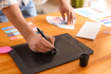 Ofiste grafik tablet üzerinde çalışan erkek tasarımcı