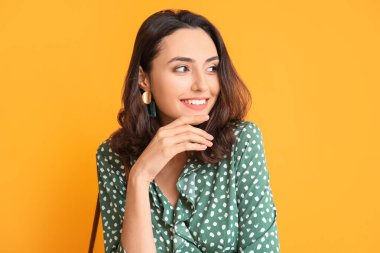 Renkli arka planda güzel bir genç kadının portresi