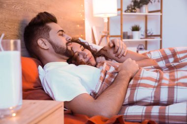 Mutlu genç çift geceleri yatakta yatıyor.