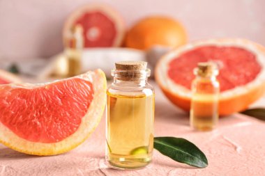 Masada bir şişe greyfurt yağı var.