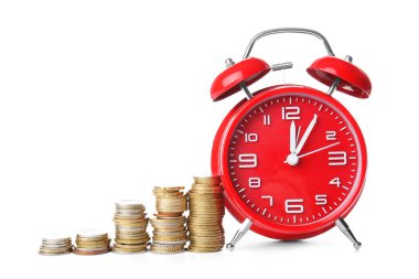 Beyaz arka planda çalar saat ve bozuk paralar. Zaman yönetimi kavramı