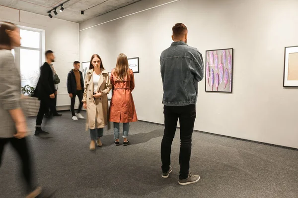 Exhibition Modern Crowded Art Gallery — Stock Photo, Image