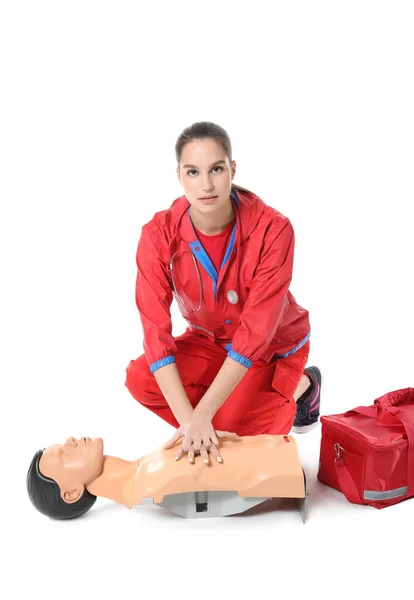 Záchranář Demonstrující Resuscitaci Figuríně Bílém Pozadí — Stock fotografie
