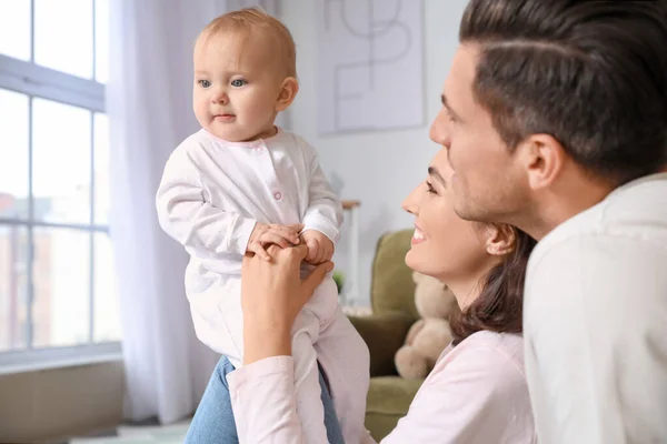 Leuke Baby Met Ouders Thuis — Stockfoto