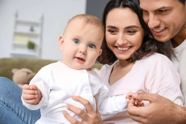 Leuke Baby Met Ouders Thuis — Stockfoto