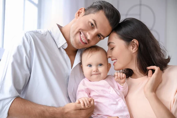 Bebê Bonito Com Pais Casa — Fotografia de Stock