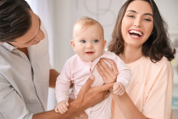 Lindo Bebé Con Padres Casa —  Fotos de Stock