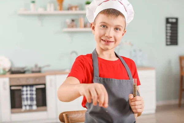 Ładny Mały Chef Gotowania Kuchni — Zdjęcie stockowe