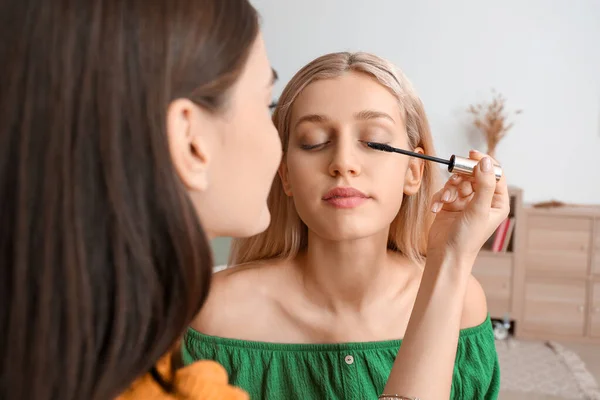 Belle Giovani Donne Che Applicano Trucco Insieme Casa — Foto Stock